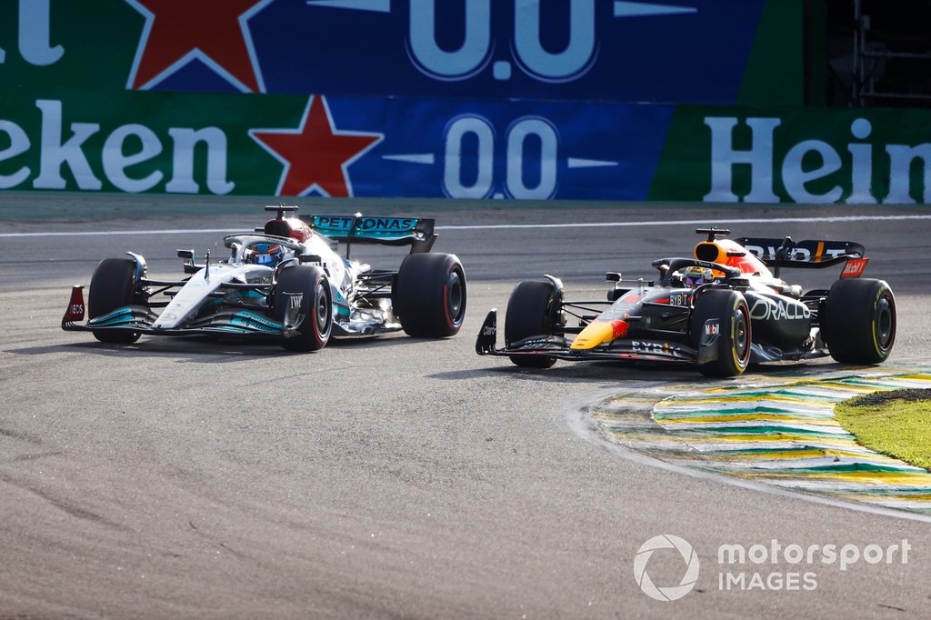 Max Verstappen, Red Bull Racing RB18, battles with George Russell, Mercedes W13