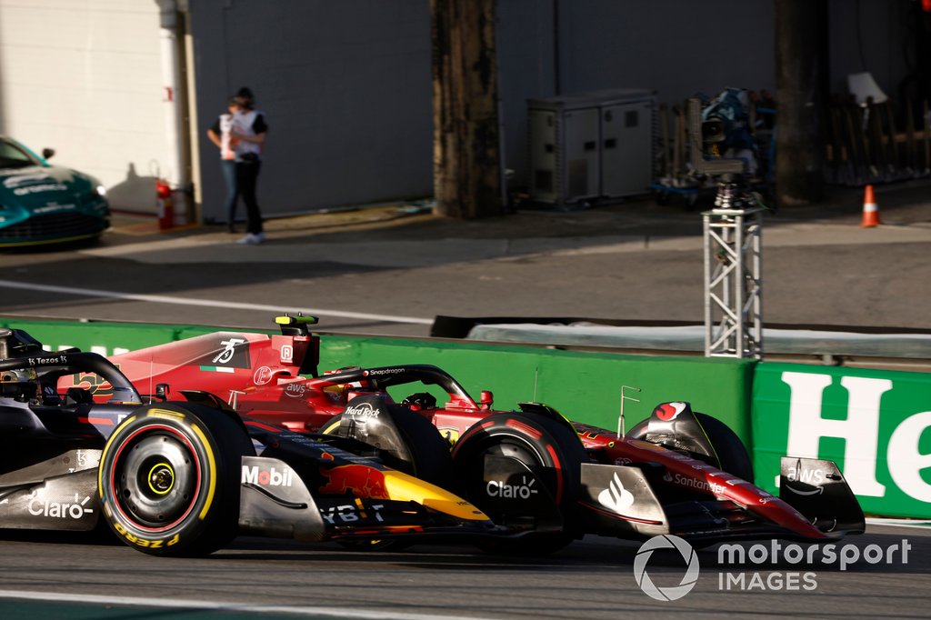 Carlos Sainz, Ferrari F1-75, battles with Max Verstappen, Red Bull Racing RB18