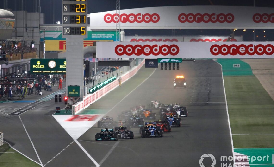 Lewis Hamilton, Mercedes W12, Pierre Gasly, AlphaTauri AT02, Fernando Alonso, Alpine A521, Lando Norris, McLaren MCL35M, Carlos Sainz Jr., Ferrari SF21, and the rest of the field at the start