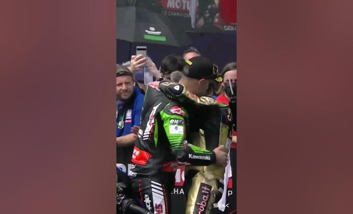 The sportsmanship we love to see 🤜🤛 #IDNWorldSBK 🇮🇩