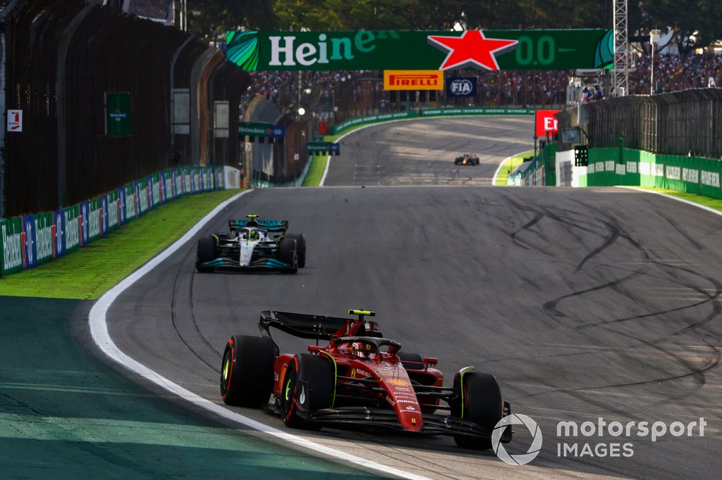 Carlos Sainz, Ferrari F1-75, Lewis Hamilton, Mercedes W13