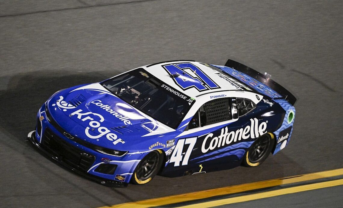 Stenhouse ends 199-race winless streak with Daytona 500 win