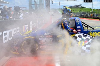 Race winner Zane Smith, Front Row Motorsports, Ford F-150 wins