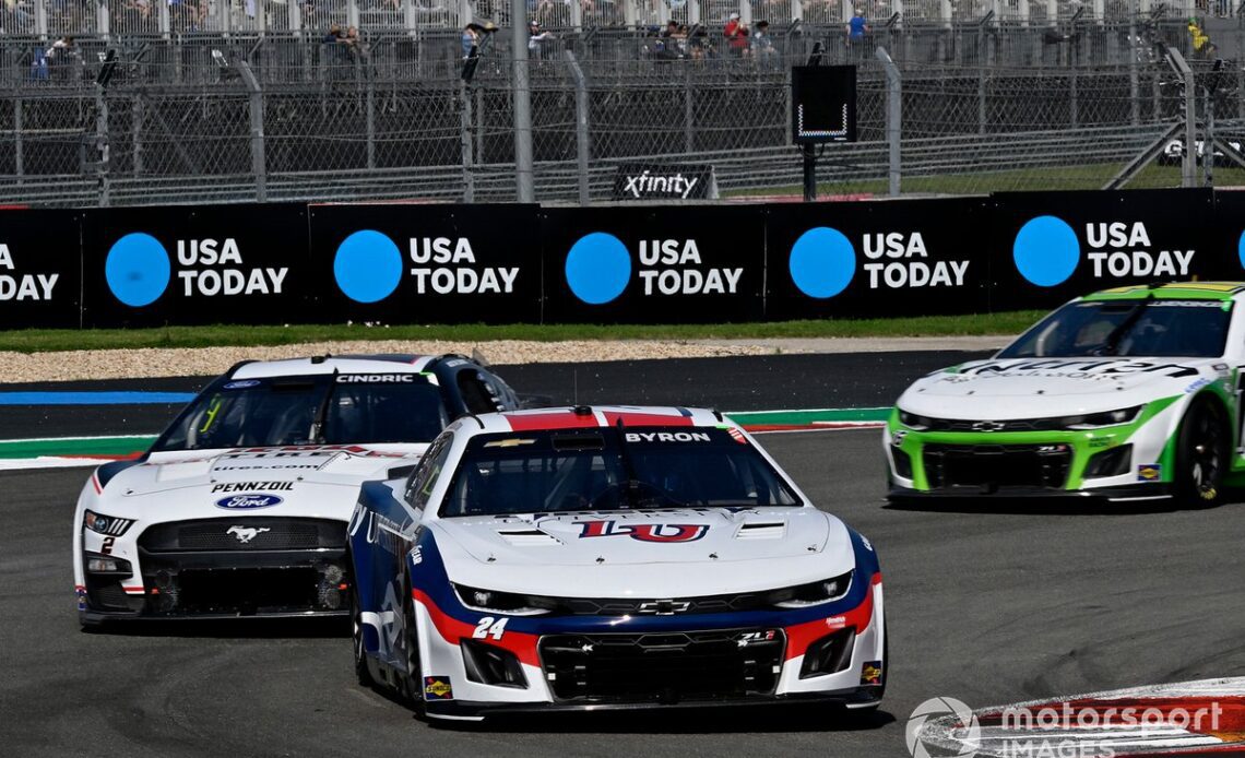 William Byron, Hendrick Motorsports, Liberty University Chevrolet Camaro and Austin Cindric, Team Penske, Discount Tire Ford Mustang