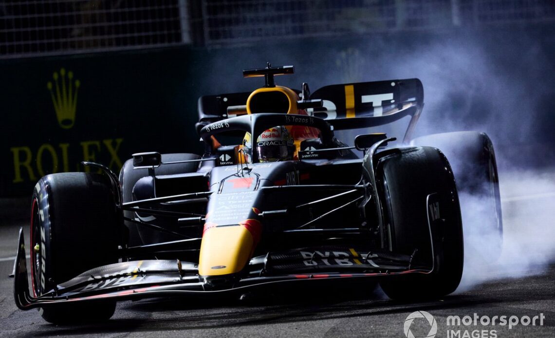 Max Verstappen, Red Bull Racing RB18, locks-up his brakes and smokes his tyres