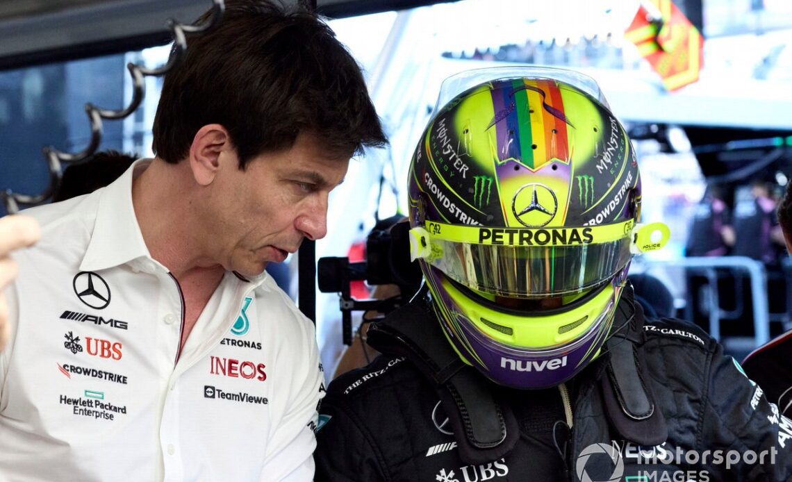 Toto Wolff, Team Principal and CEO, Mercedes-AMG, with Lewis Hamilton, Mercedes-AMG