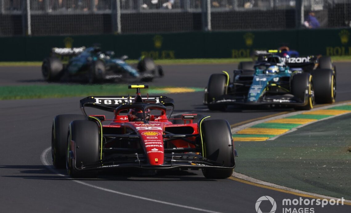 Carlos Sainz, Ferrari SF-23, Fernando Alonso, Aston Martin AMR23