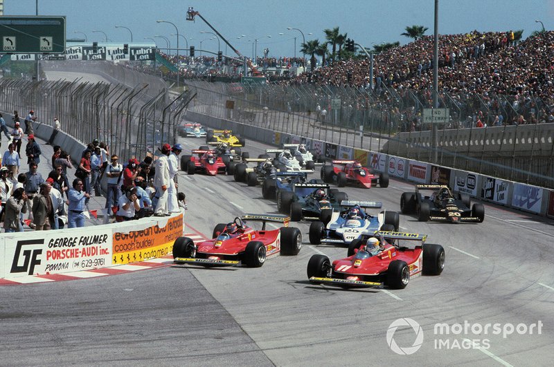Gilles Villeneuve, Ferrari 312T4 leads at the start