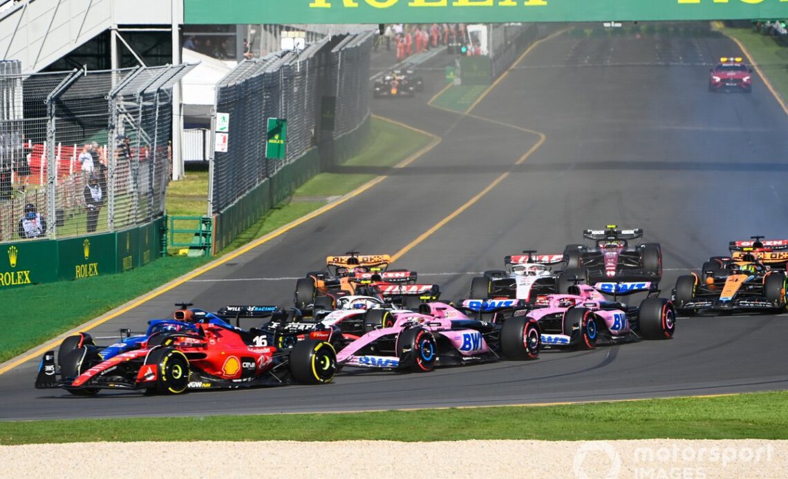 Charles Leclerc, Ferrari SF-23, Alex Albon, Williams FW45, Pierre Gasly, Alpine A523, Esteban Ocon, Alpine A523, the remainder of the field at the start