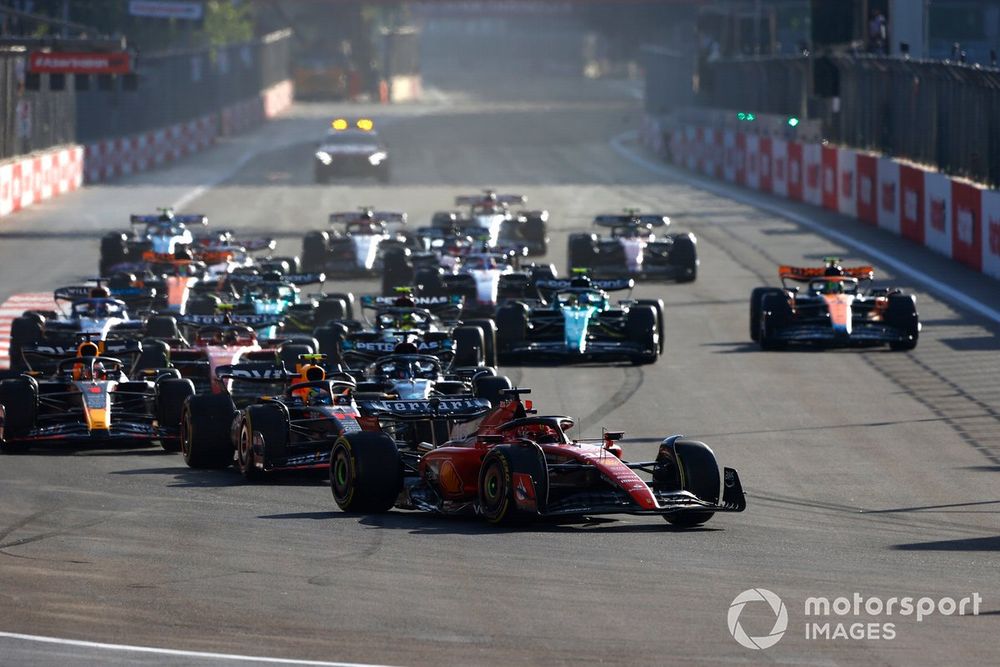 Charles Leclerc, Ferrari SF-23, Sergio Perez, Red Bull Racing RB19, George Russell, Mercedes F1 W14, Max Verstappen, Red Bull Racing RB19, the rest of the field at the start of the Sprint
