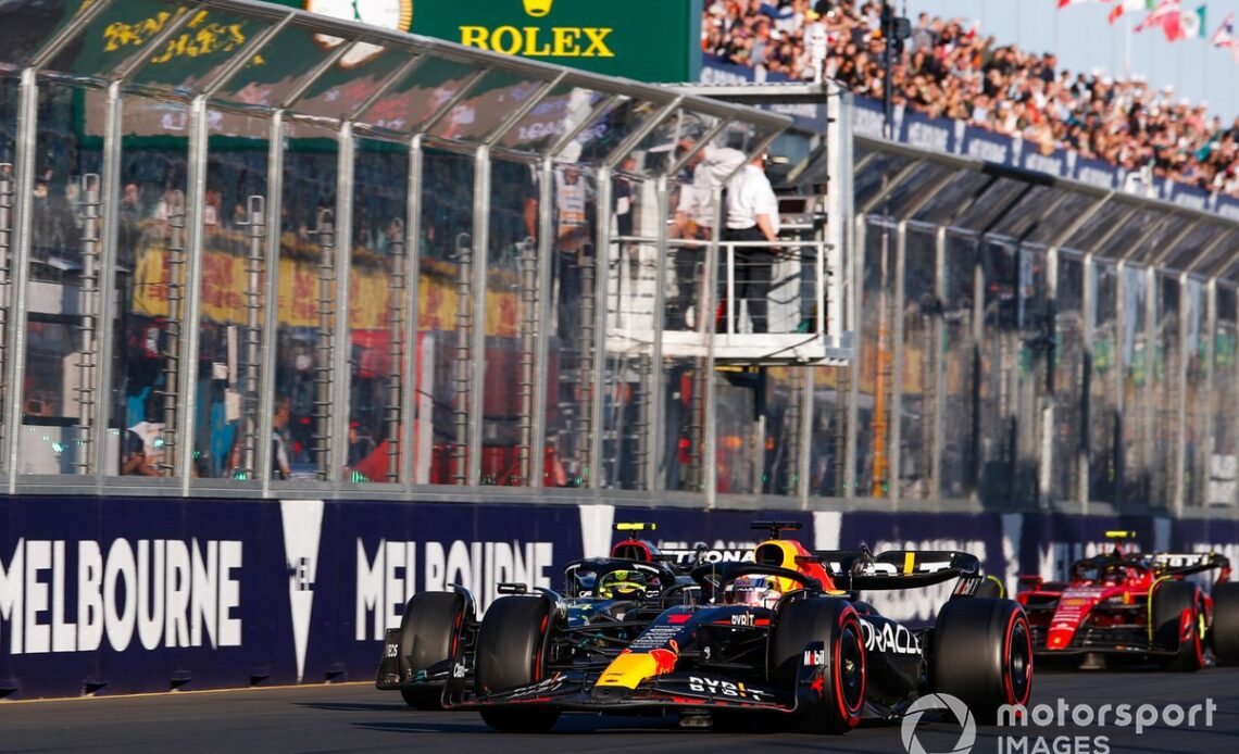 Max Verstappen, Red Bull Racing RB19, Lewis Hamilton, Mercedes F1 W14, lead the field away at the restart