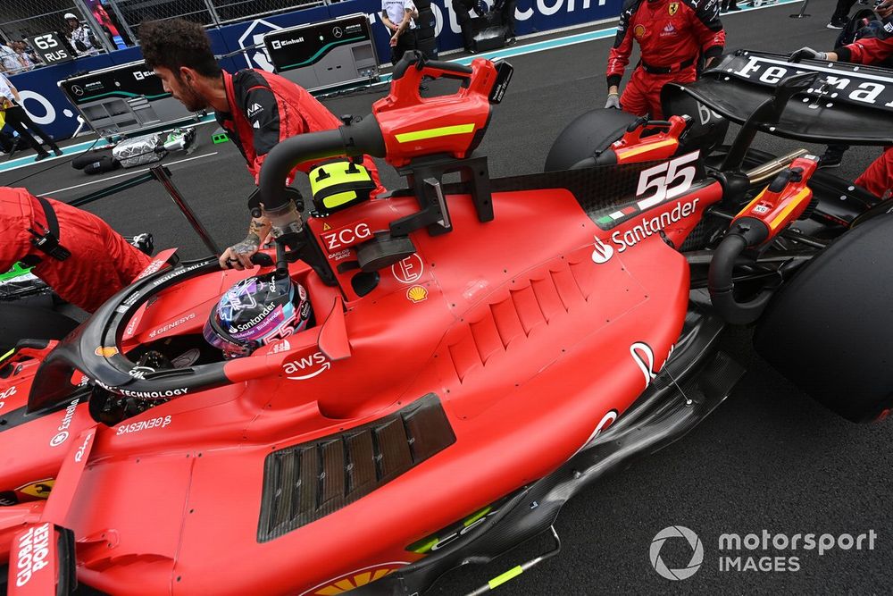 Carlos Sainz, Ferrari SF-23, arrives on the grid