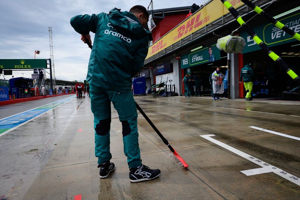 Aston Martin removing water from pitlane