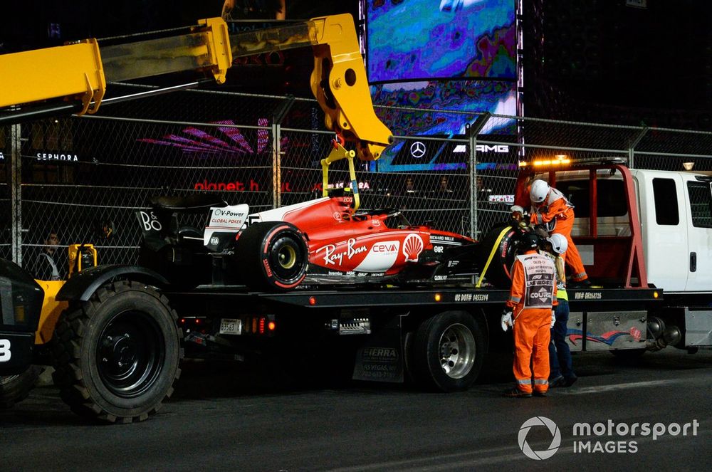 Marshals load the damaged car of Carlos Sainz, Ferrari SF-23, onto a truck