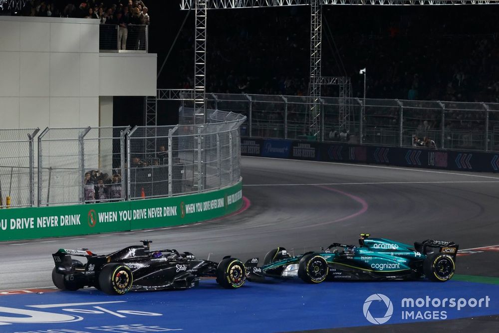 Fernando Alonso, Aston Martin AMR23, Valtteri Bottas, Alfa Romeo C43, collide at the start