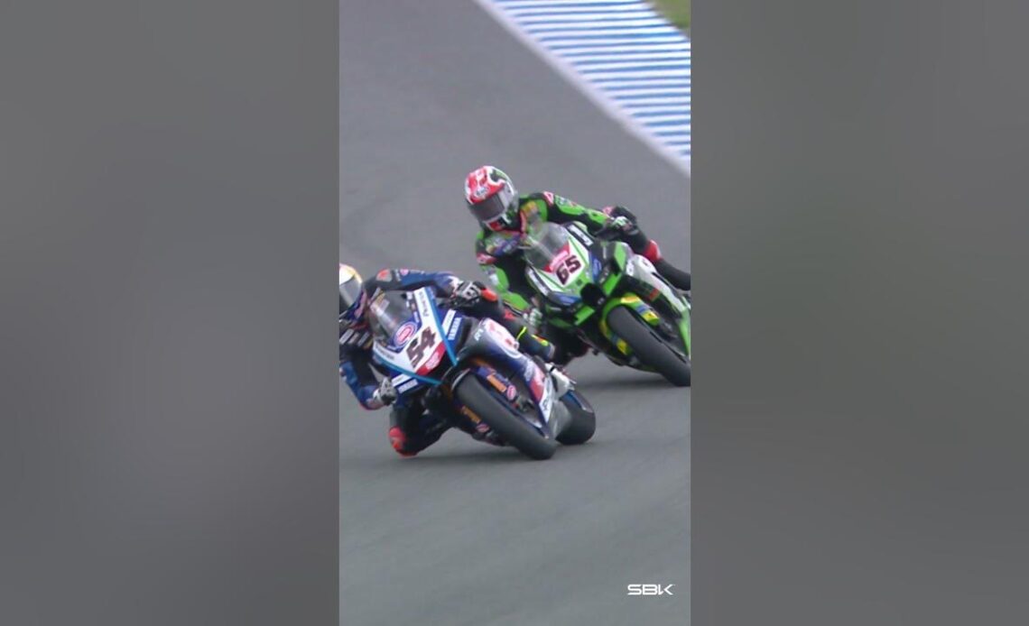 Great battling between Rea and Razgatlioglu at Jerez 💥 | #ESPWorldSBK 🇪🇸