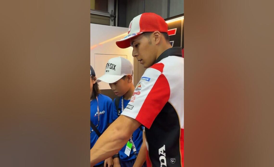 Taka Nakagami welcomes FIM MiniGP Japan riders to LCR Team box for a tour and chat! 🇯🇵🫶