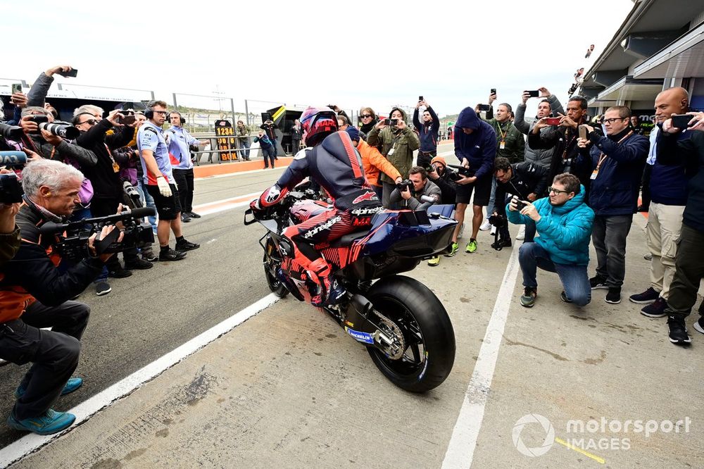 Underlining the significance of the test, there was no shortage of interested observers in the pitlane for Marquez's first time on the Ducati