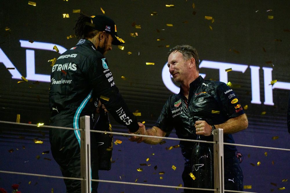 Christian Horner, Red bull Racing shakes hands with Lewis Hamilton, Mercedes