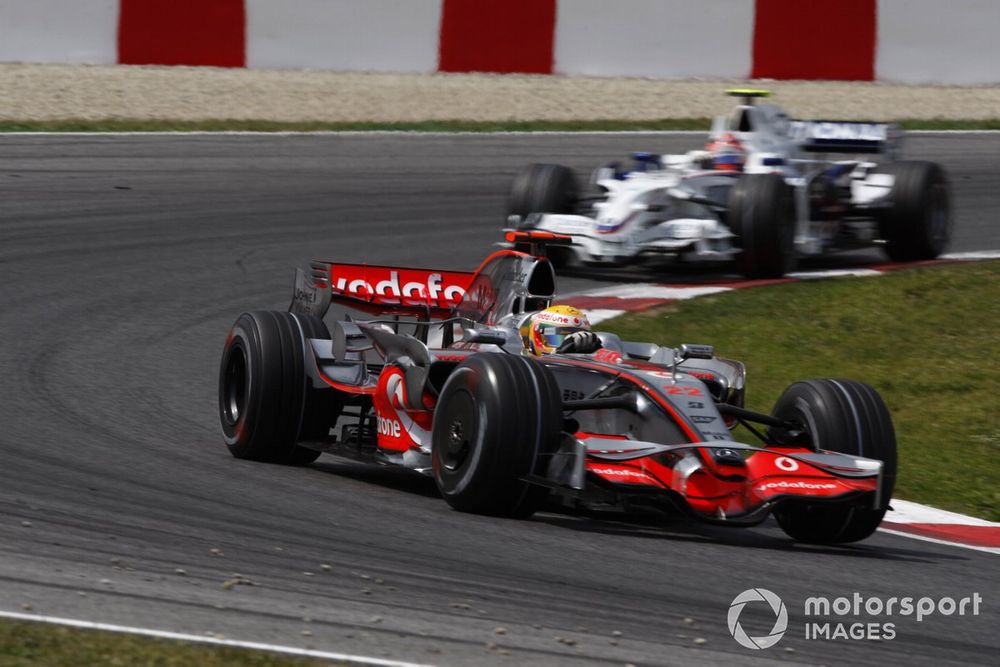 Lewis Hamilton, McLaren MP4-23 Mercedes, 3rd position, leads Robert Kubica, BMW Sauber F1
08, 4th position.