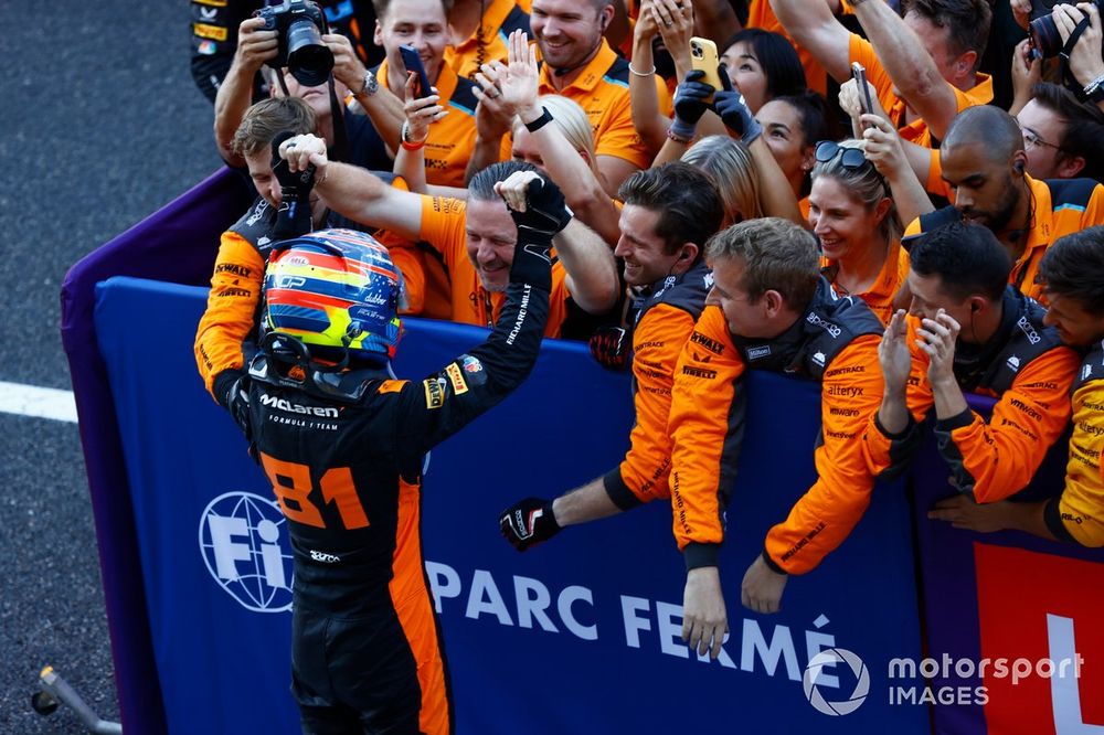 Oscar Piastri, McLaren, 3rd position, celebrates with his team on arrival in Parc Ferme