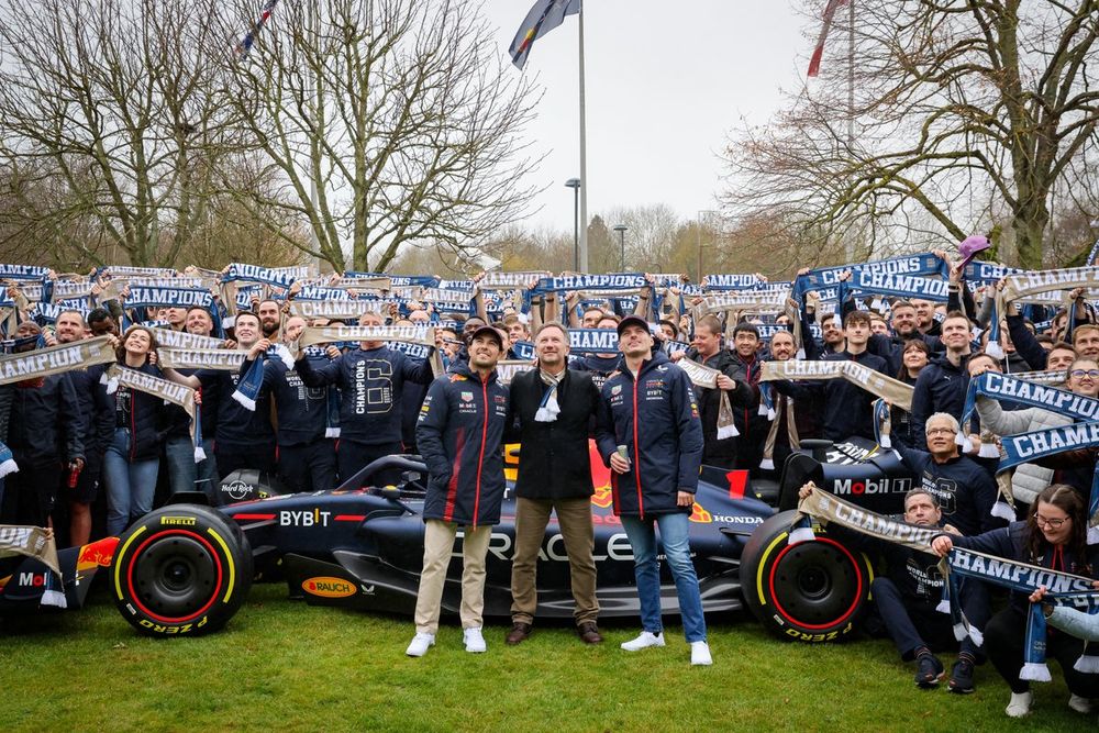 Sergio Pérez, Christian Horner, Max Verstappen  at the Red Bull factory in Milton Keynes