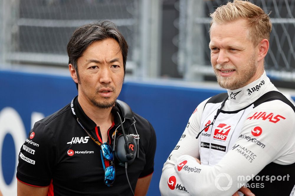 Ayao Komatsu, Chief Engineer, Haas F1 Team, and Kevin Magnussen, Haas F1 Team, on the grid