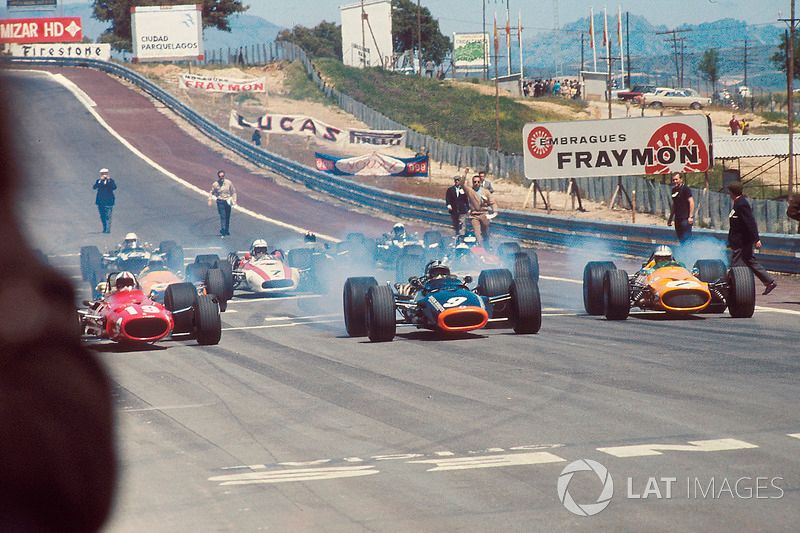 Poleman Chris Amon, Ferrari 312 is left behind by Pedro Rodriguez, BRM P133 and Denny Hulme, McLaren M7A Ford at the start