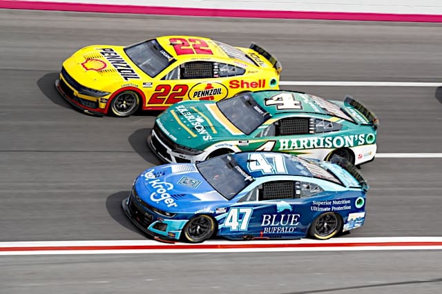 #22: Joey Logano, Team Penske, Shell Pennzoil Ford Mustang, #4: Josh Berry, Stewart-Haas Racing, Harrison's Ford Mustang, #47: Ricky Stenhouse Jr, JTG Daugherty Racing, Kroger/Blue Buffalo Chevrolet Camaro