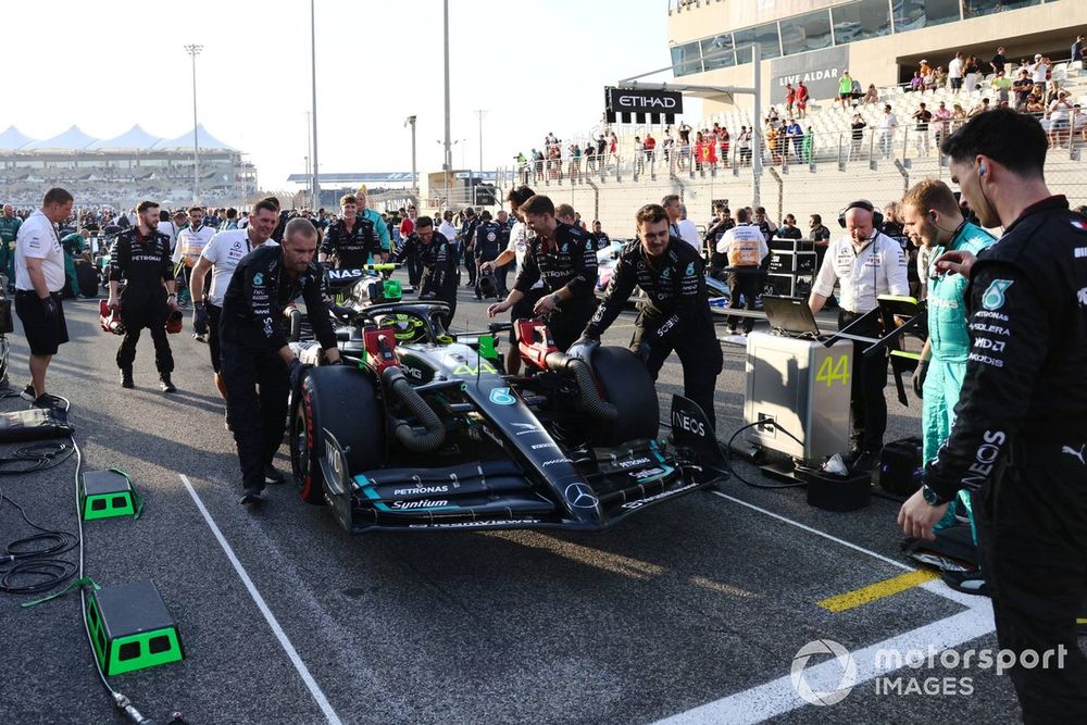 Mechanics bring Lewis Hamilton, Mercedes F1 W14, to the grid
