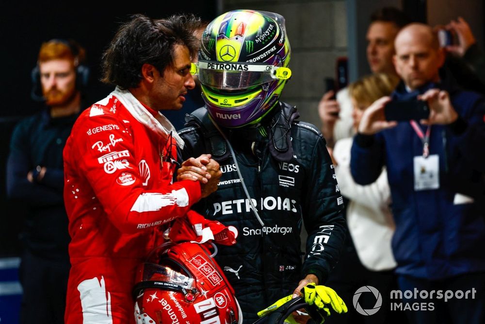 Carlos Sainz, Scuderia Ferrari, Lewis Hamilton, Mercedes-AMG, talk after the race