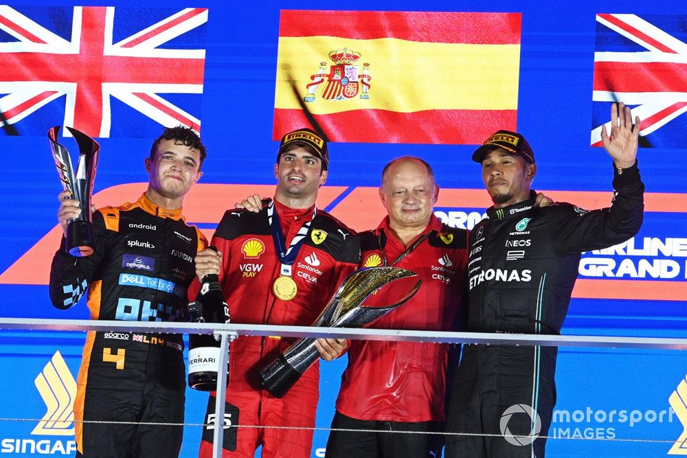 Vasseur celebrates Sainz's 2024 GP win while linking arms with the Spaniard's 2025 replacement