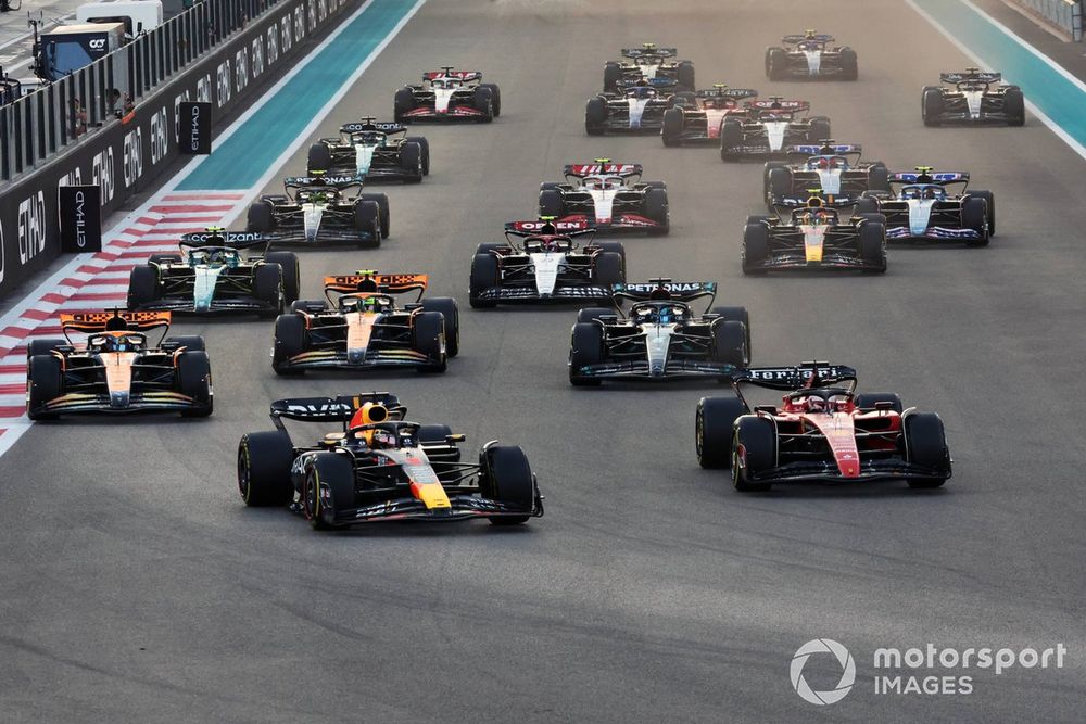 Max Verstappen, Red Bull Racing RB19, Charles Leclerc, Ferrari SF-23, Oscar Piastri, McLaren MCL60, Lando Norris, McLaren MCL60, George Russell, Mercedes F1 W14, the rest of the field at the start of the race