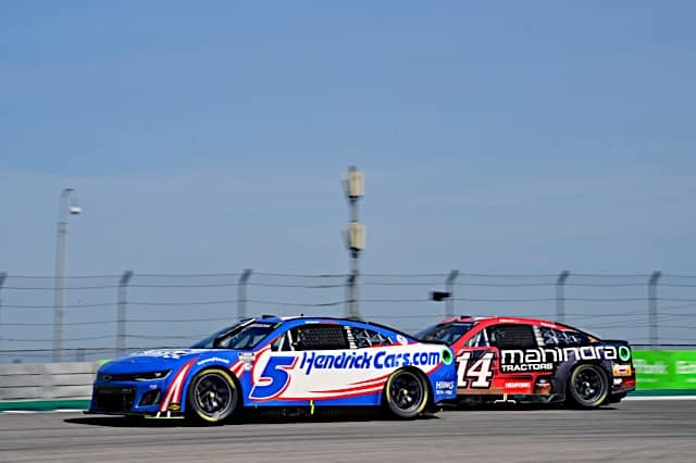 #5: Kyle Larson, Hendrick Motorsports, HendrickCars.com Chevrolet Camaro and #14: Chase Briscoe, Stewart-Haas Racing, Mahindra Tractors Ford Mustang