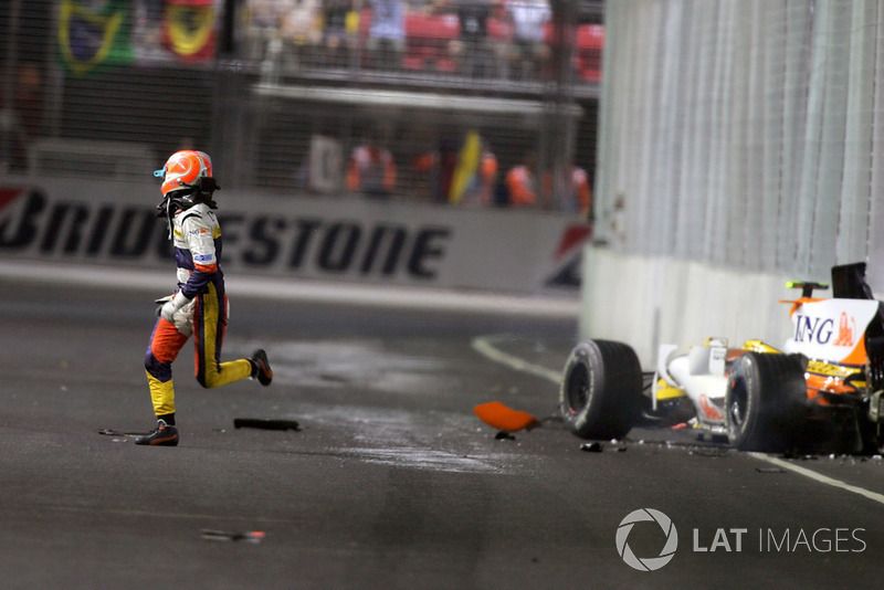 Nelson Piquet Jr., Renault F1 Team R28 crashes into the wall