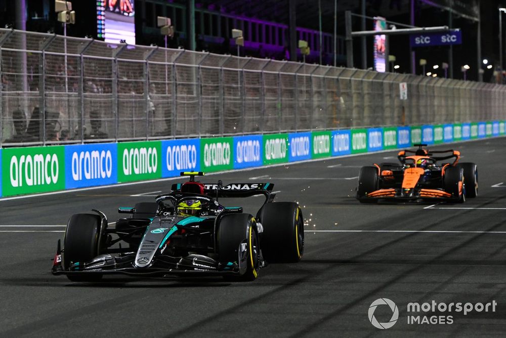 Lewis Hamilton, Mercedes F1 W15 battles with Oscar Piastri, McLaren MCL38