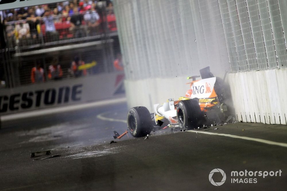 Nelson Piquet Jr., Renault R28 crashes into the wall