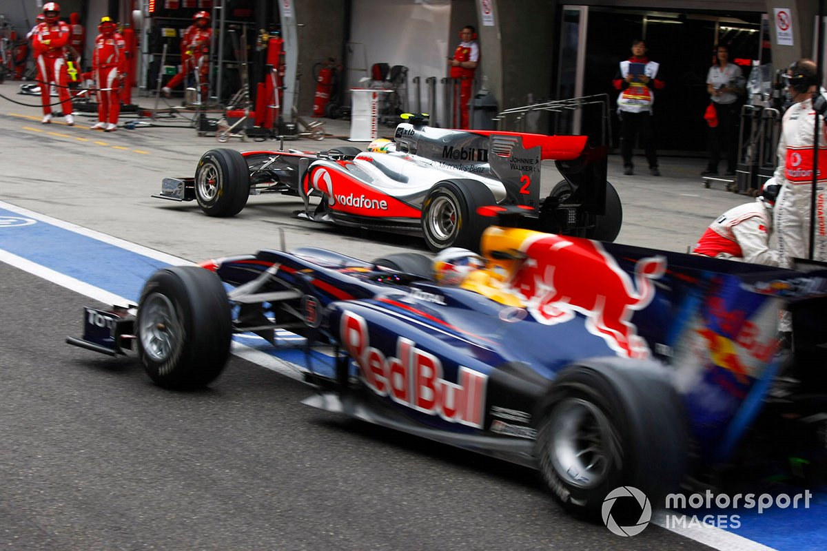 Sebastian Vettel, Red Bull Racing RB6, Lewis Hamilton, McLaren MP4-25 Mercedes during the pitstop