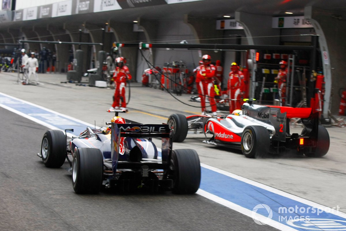 Sebastian Vettel, Red Bull Racing RB6, Lewis Hamilton, McLaren MP4-25 Mercedes during the pitstop