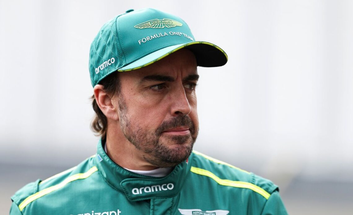 Fernando Alonso to stay at Aston Martin until 2026