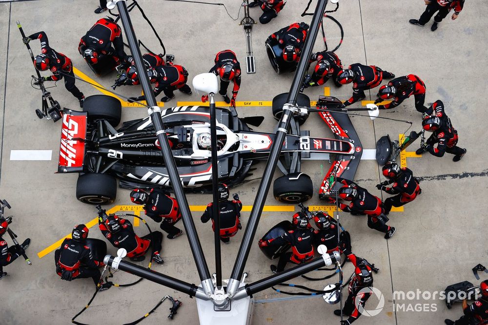 Kevin Magnussen, Haas VF-24, makes a pit stop