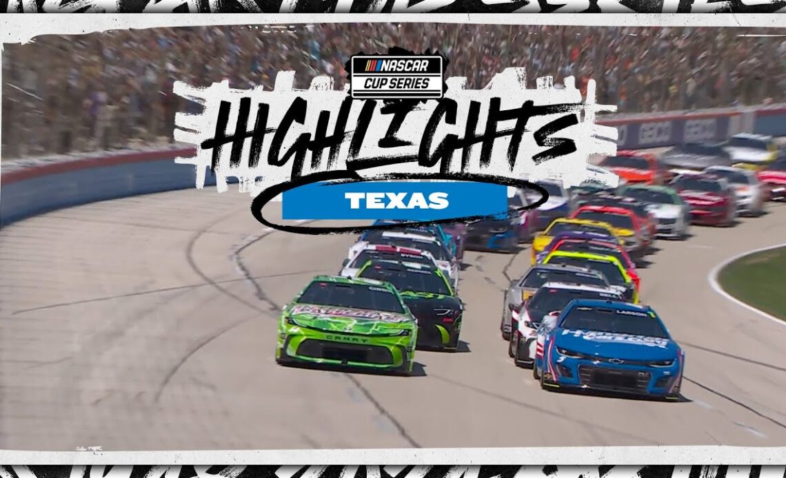 Kyle Larson leads the field to green at Texas