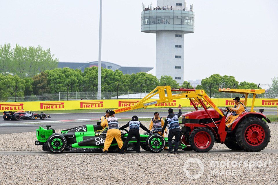 Marshals remove the car of Valtteri Bottas, Kick Sauber C44, from the circuit