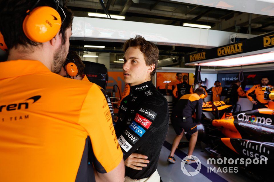 Oscar Piastri, McLaren F1 Team, with his engineers in the garage