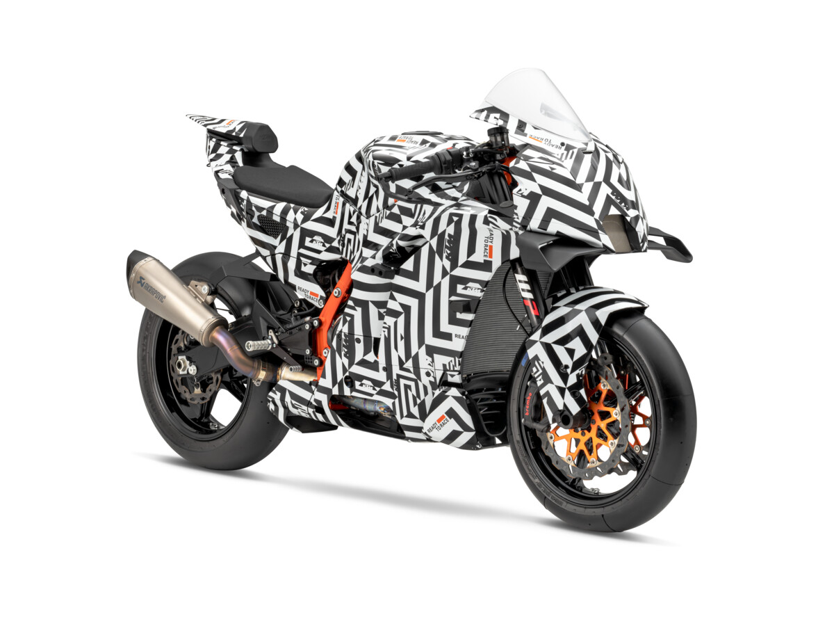 590686_MY25_KTM 990 RC R_PROTOTYPE_45 Front Right_STUDIO