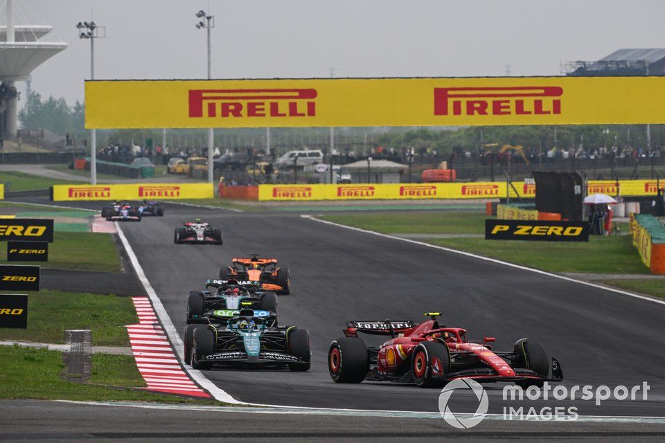 Carlos Sainz, Ferrari SF-24, Fernando Alonso, Aston Martin AMR24, George Russell, Mercedes F1 W15