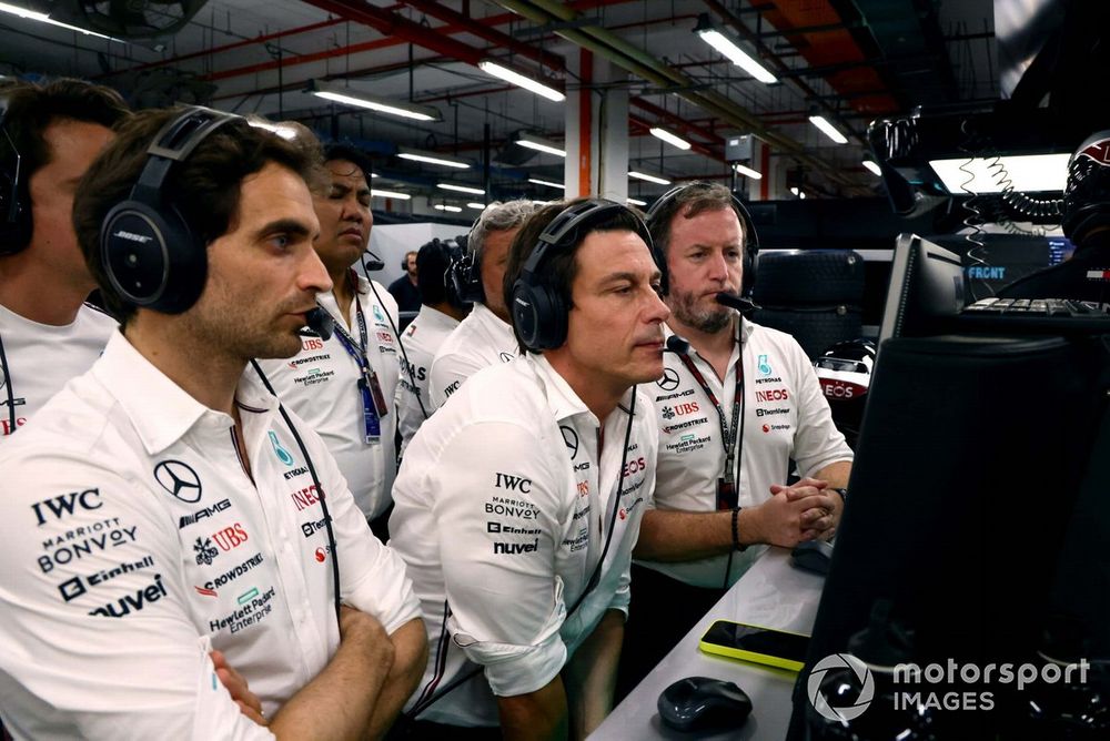 Jerome d'Ambrosio, Driver Development Director, Mercedes-AMG, Toto Wolff, Team Principal and CEO, Mercedes-AMG, watch the monitors