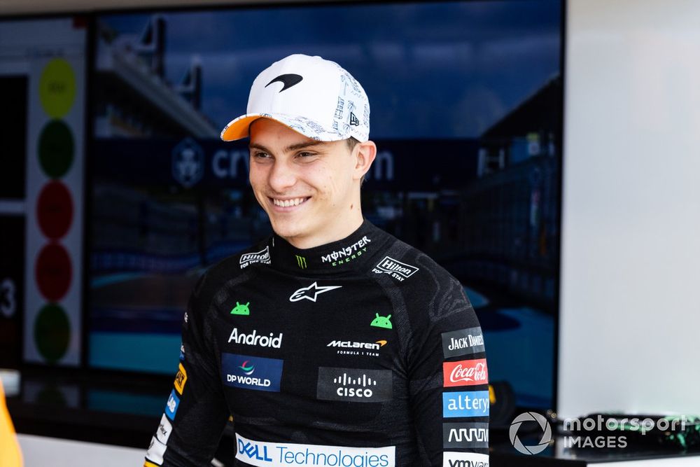Oscar Piastri, McLaren F1 Team, in the garage