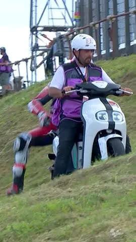 Pedro pushing his photographer uphill 🛵 | 2024 #ItalianGP