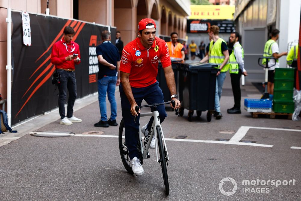Carlos Sainz, Scuderia Ferrari, on a bike